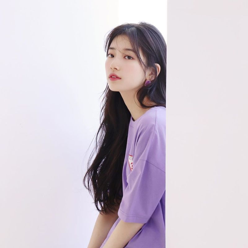 A photo shoot behind the singer and actor Bae Suzy was released.Bae Suzy Management Management Forest Official Instagram on April 8 Face restaurants, pictorial restaurants.Bae Suzy with a long word, and several photos were posted.Inside the photo was a picture of Bae Suzy, who is keen on filming the photo; Bae Suzy is smiling freshly in a white tee and blue jeans.Bae Suzys blemishes-free white-green skin and the size of a small face that seems to disappear make her look better.The fans who responded to the photos responded such as Honestly not human, but goddess?, It is really beautiful and Is it B cut?delay stock