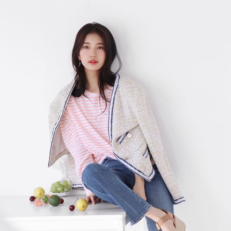 A photo shoot behind the singer and actor Bae Suzy was released.Bae Suzy Management Management Forest Official Instagram on April 8 Face restaurants, pictorial restaurants.Bae Suzy with a long word, and several photos were posted.Inside the photo was a picture of Bae Suzy, who is keen on filming the photo; Bae Suzy is smiling freshly in a white tee and blue jeans.Bae Suzys blemishes-free white-green skin and the size of a small face that seems to disappear make her look better.The fans who responded to the photos responded such as Honestly not human, but goddess?, It is really beautiful and Is it B cut?delay stock