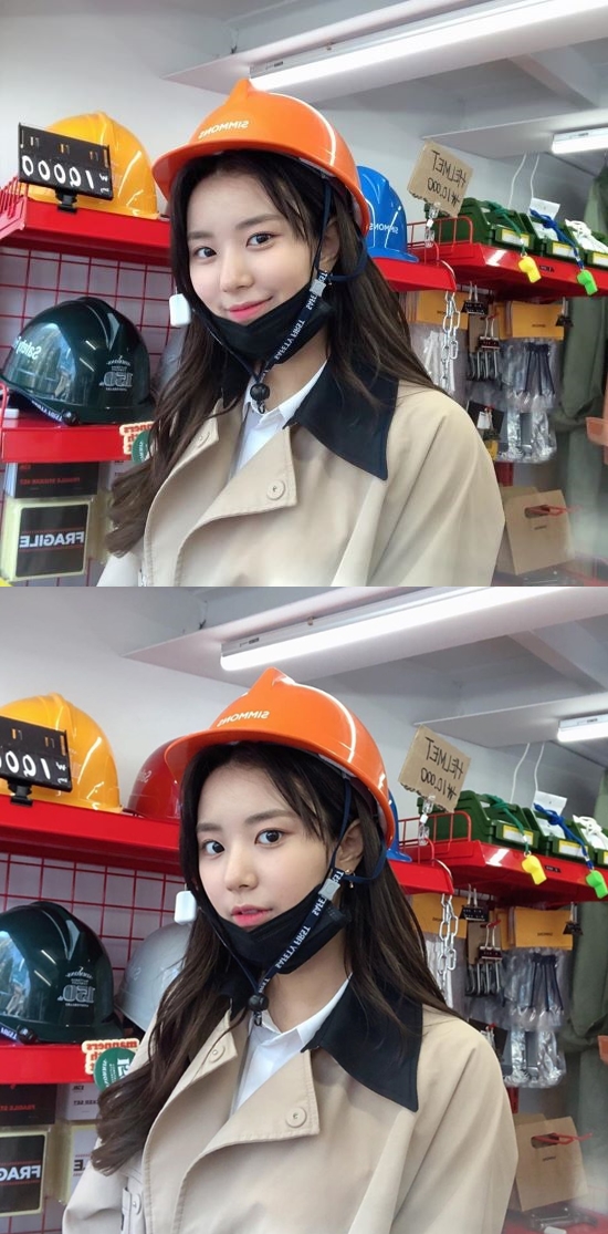 Choi Yeon-su, daughter of Chef Choi Hyun-seok, shared her daily life.On the 8th, Choi Yeon-su posted several photos through his instagram .In the photo, Choi is wearing an orange helmet and staring at the camera. His white skin and concave features attract attention.Choi Yeon-su is working as a model after appearing in Mnet entertainment program Produce 48.Photo: Choi Yeon-su Instagram  