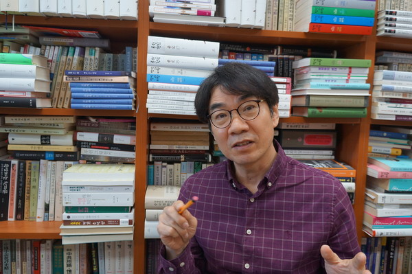 이욱연 교수.                           강성만 선임기자