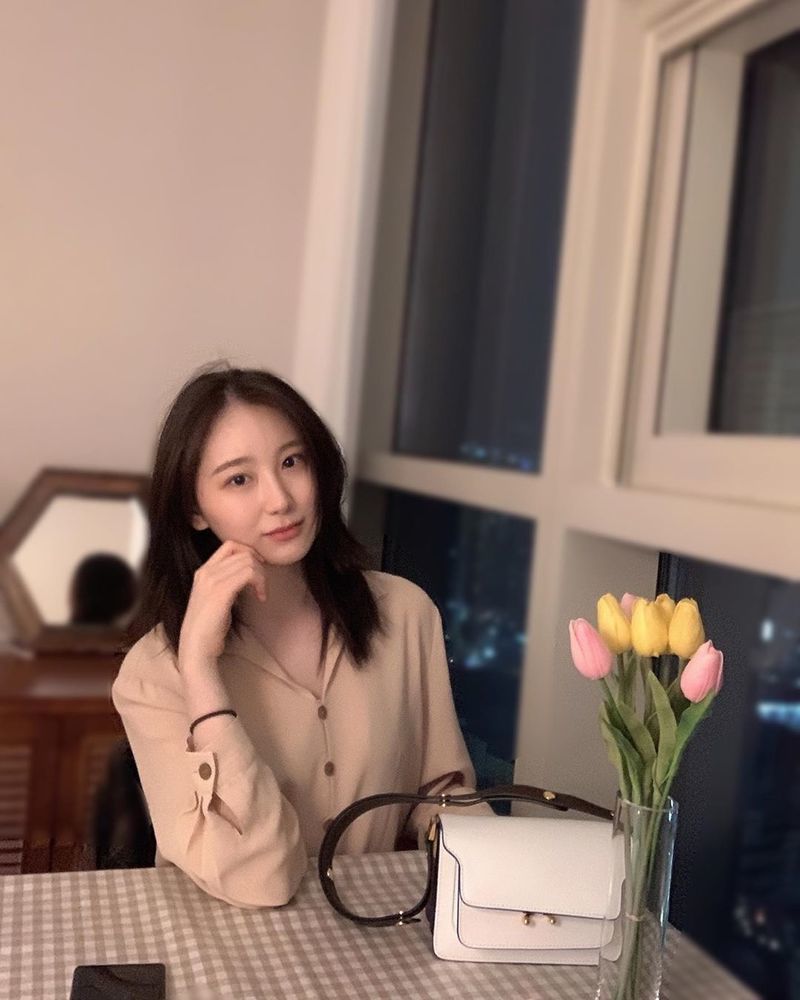 Lee Chae-yeon showed off her beauty in pale make-up as well.Group IZ*ONE member Lee Chae-yeon uploaded a photo to the official Instagram on April 8 with the phrase Daily_Chae.In the photo, Lee Chae-yeon poses in a blouse; he boasts elegant beautiful looks with a deep features from a distance.han jung-won