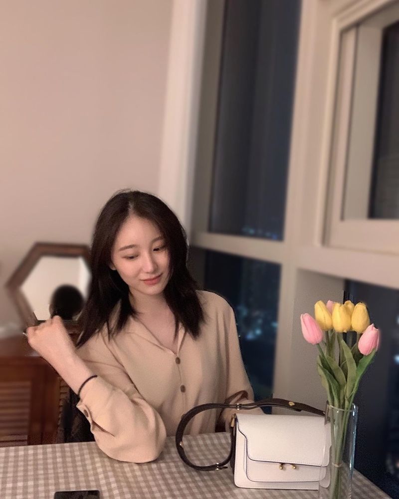 Lee Chae-yeon showed off her beauty in pale make-up as well.Group IZ*ONE member Lee Chae-yeon uploaded a photo to the official Instagram on April 8 with the phrase Daily_Chae.In the photo, Lee Chae-yeon poses in a blouse; he boasts elegant beautiful looks with a deep features from a distance.han jung-won