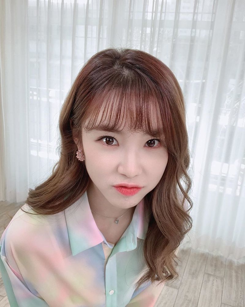 Singer Jun Hyoseong flaunted her fresh lookJun Hyoseong posted a picture on his Instagram on April 9 with an article entitled Today is Finally Thumb Tarer.The photo shows Jun Hyoseong in a rainbow shirt, who is making a pointed look at the camera.Jun Hyoseongs white-green skin, which has no blemishes despite being in Close-Up condition, catches the eye.The fans who responded to the photos responded such as It is so beautiful, It is beautiful with edge and It is pure.delay stock