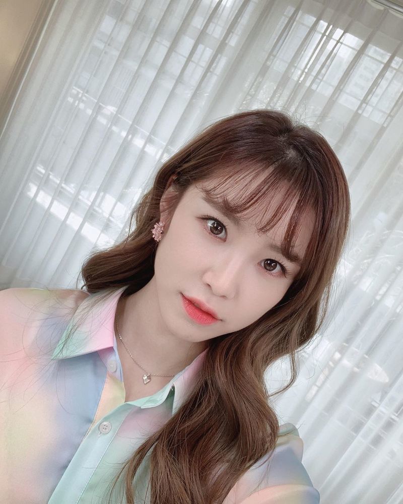 Singer Jun Hyoseong flaunted her fresh lookJun Hyoseong posted a picture on his Instagram on April 9 with an article entitled Today is Finally Thumb Tarer.The photo shows Jun Hyoseong in a rainbow shirt, who is making a pointed look at the camera.Jun Hyoseongs white-green skin, which has no blemishes despite being in Close-Up condition, catches the eye.The fans who responded to the photos responded such as It is so beautiful, It is beautiful with edge and It is pure.delay stock