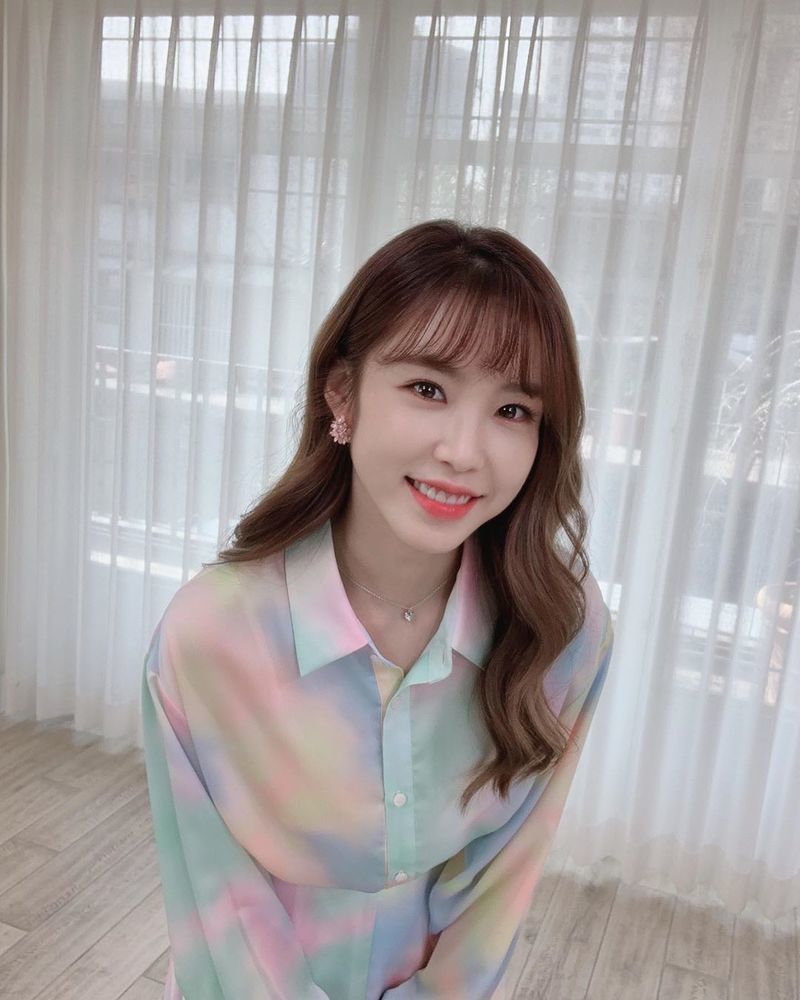 Singer Jun Hyoseong flaunted her fresh lookJun Hyoseong posted a picture on his Instagram on April 9 with an article entitled Today is Finally Thumb Tarer.The photo shows Jun Hyoseong in a rainbow shirt, who is making a pointed look at the camera.Despite the close-up status, Jun Hyoseongs white-green skin, which has no blemishes, catches the eye.The fans who responded to the photos responded such as It is so beautiful, It is beautiful with edge and It is pure.delay stock