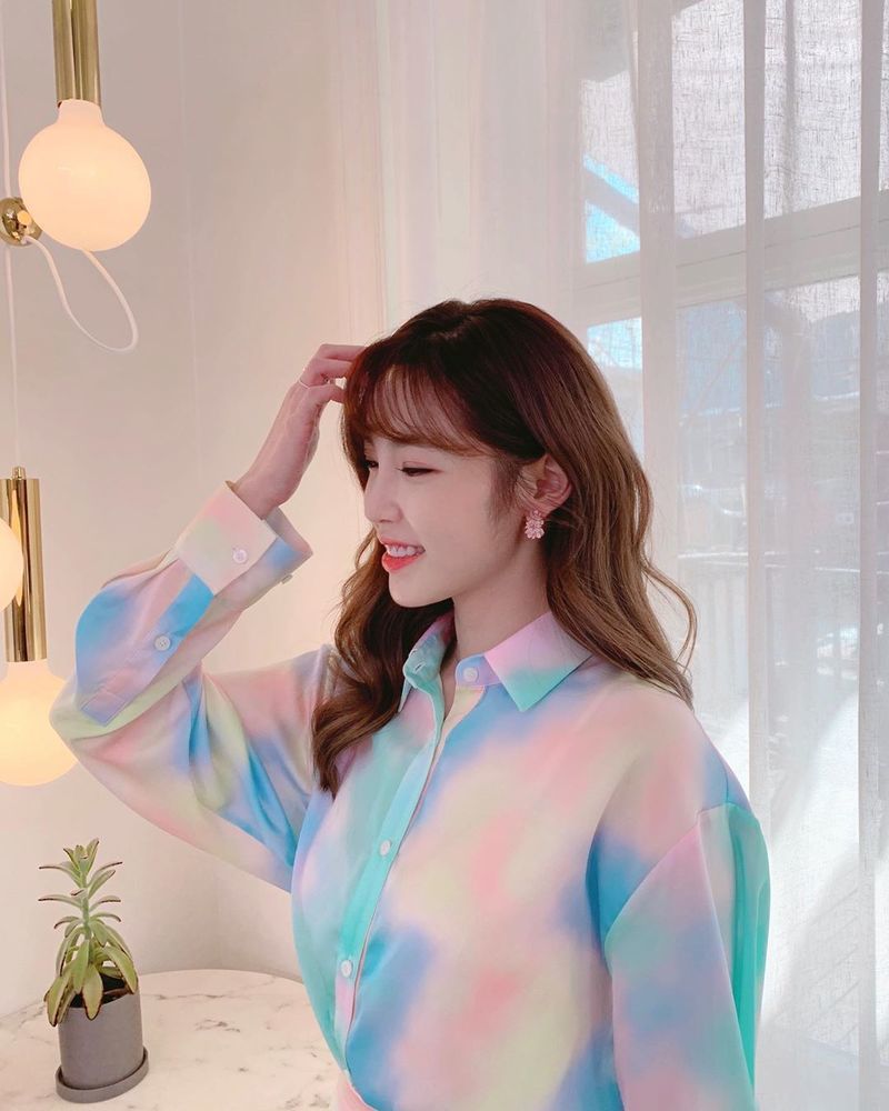 Singer Jun Hyoseong flaunted her fresh lookJun Hyoseong posted a picture on his Instagram on April 9 with an article entitled Today is Finally Thumb Tarer.The photo shows Jun Hyoseong in a rainbow shirt, who is making a pointed look at the camera.Despite the close-up status, Jun Hyoseongs white-green skin, which has no blemishes, catches the eye.The fans who responded to the photos responded such as It is so beautiful, It is beautiful with edge and It is pure.delay stock