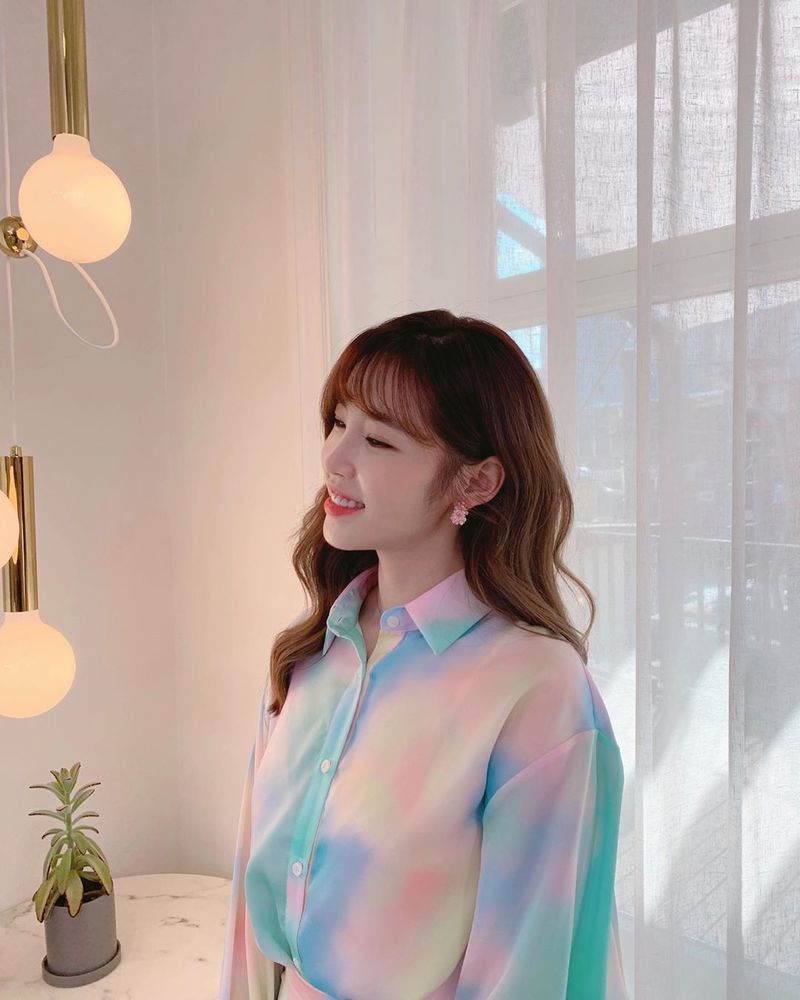 Singer Jun Hyoseong flaunted her fresh lookJun Hyoseong posted a picture on his Instagram on April 9 with an article entitled Today is Finally Thumb Tarer.The photo shows Jun Hyoseong in a rainbow shirt, who is making a pointed look at the camera.Despite the close-up status, Jun Hyoseongs white-green skin, which has no blemishes, catches the eye.The fans who responded to the photos responded such as It is so beautiful, It is beautiful with edge and It is pure.delay stock