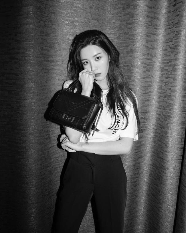 Group IZ*ONE member Kwon Eun-bi showed off her chic charm.On April 9, IZ*ONE official Instagram posted several photos without any comment.In the photo, Kwon Eun-bi poses in various poses with a bag, with a sleek jawline and doll-like features.park jung-min