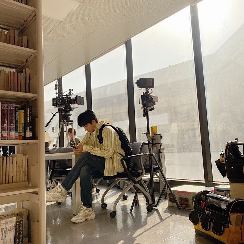 Actor Son ho joon has released the scene of the drama shooting.Son ho joon posted a picture on his instagram on April 9 with an article entitled Was it in love with us # in the spring sun?Son ho joon in the photo is sitting on a chair and looking at his cell phone.He was dressed in jeans and a striped shirt, reminiscent of a warm senior in college, making fans heart-throbbing.This is the shooting scene of the JTBC drama We Did Love You, and Son ho joon seems to be waiting for it.surge implementation