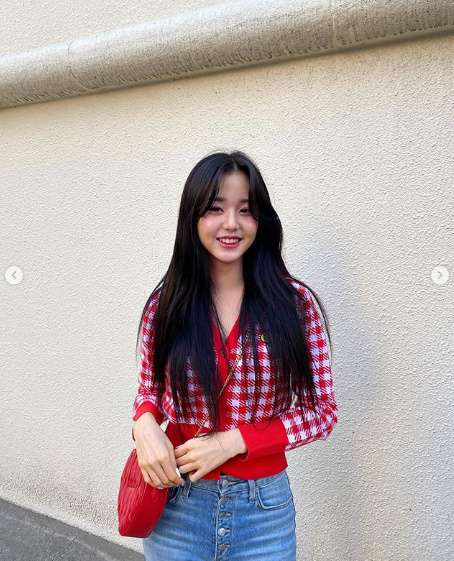 Groom IZ*ONE Jang Won-young showed off his fresh charm by welcoming Spring.Jang Won-young posted several photos on the 9th day IZ*ONE official SNS with the article Spring.Jang Won-young was happy to eat delicious food at the restaurant.Jang Won-youngs Beautiful looks, which show off her youthful charm with a red top and long straight hair, shone in.In another photo, Jang Won-young showed off her perfect figure with jeans; Jang Won-youngs beautiful look and figure catch the eye.IZ*ONE, which includes Jang Won-young, recently performed his first full-length album Bloom Eyes