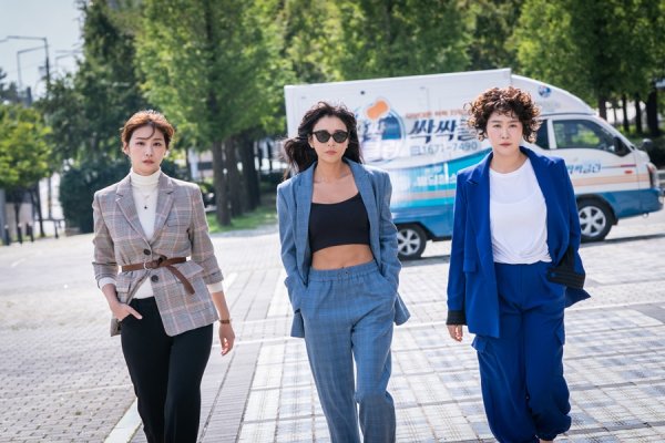 Goodcasting Choi Kang-hee - Yoo In-young - Kim Ji Young has released the Shoot Three Shots per Perspective of NIS Agents, which emits unusual woman crush.SBSs new Mon-Tue drama Goodcasting (playplay by Park Ji-ha/director Choi Young-Hoon/production Box Media), which is about to be broadcasted on the 27th, is a cider action comedy drama that takes place when women who were pushed out of the NIS and kept their desks were forced to work as field agents and then conducted a colostrum infiltration operation.Park Ji-ha, who has a unique story setting ability and solid writing skills, and Choi Young-Hoons fresh combination, which has been acclaimed for its immersive performance in the My sister is alive, Second love from the end and Upper Society, are making expectations soar.In this regard, Choi Kang-hee - Yoo In-young - Kim Ji Young, who has been united as the three NIS charismatic warriors in Good Casting, is overwhelmed by the three shot per wicked party that emits a powerful force.First, Choi Kang-hee, who is called the problem child in NIS, was equipped with a manleb or a man who was as good as him, wearing a black top in a blue check suit and a dignified figure with a six-pack abs.Yim Ye-eun, a reverse charm girl with a brain-sex woman and a stupid and stupid beauty, is revealing her 9th-class model force in a sensible suit that gave her a point with a belt at her waist.Kim Ji Young, who was once a black agent who flew and waited on the spot, but became a housewife for 18 years who was afraid of menopause, was impressed with the explosive fashion that matched the blue suit with a bright blue hairstyle.Moreover, the three showed a dignified power Woking in the background of a questionable cleaning car, and focused Sight with the perfect visual triad charisma that created a common street as a runway.Choi Kang-hee - Yoo In-young - Kim Ji Youngs Three Shots of the Grand Prix was held in Mapo-gu, Seoul last August.As soon as they saw each other on the spot, the three people cheered and showed their joy, and they laughed brightly as they talked about the current situation.Those who gave such a warm heartedness approached the staff who were tired of the heat and gave a hand-paste, and raised the atmosphere of the scene with a lively appearance.Especially when the shooting started, the NIS Agent Down charisma mode was quickly installed and the impressive Woking scene was completed by walking in a properly angled procession.The production company said, The three Choi Kang-hee - Yoo In-young - Kim Ji Young showed off their perfect breathing, so that the word believe and see really fits. He said, This spring, I hope that the three people will take control of the house theater with the previous class chemistry and laughter potenti. Im not sure, he said.Meanwhile, SBSs new Mon-Tue drama Goodcasting presents intense surrogate satisfaction and extreme pleasure to viewers, as a casual woman who has a shopping cart rather than a pistol, rather than a high-altitude downhill action, saves her family, saves the people, and saves the country.It will be broadcast on April 27 (Mon) following No One.