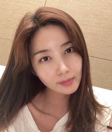 Actor Park Sol-mi has reported on the latest.9th day Park Sol-mi posted a picture on his Instagram with an article entitled Sleep ....The photo shows Park Sol-mi looking at the camera with long straight hair hanging down. Close-Up also shows a distinctive feature.Park Sol-mi has two daughters, Seo-il, and Seo-ha, who marriage with Actor Han Jae-suk in 2013.Photo = Park Sol-mi Instagram
