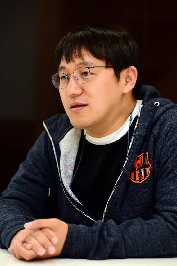 PD Jung Chul-min, who has been in charge of the main production of Running Man for the past 10 years, has left SBS.We left SBS for 10 days, Jeong said in the paper on October 10. We had recently submitted a resignation, and we completed the resignation on the 9th.Jung PD, who joined SBS in 2010, has been in charge of Running Man for 10 years.Especially in 2017, he brought in Jeon So-min and Yang Se-chan and led Running Man as the main PD, so he had no choice but to have affection for the program.I feel sorry for the long time I have been in charge of directing Running Man, said Jeong, who left the company after completing the resignation. I know that the shoulders of the left-over crew will be heavy, especially in the situation where the hard work overlaps with the members, including the injury of Lee Kwang-soo and the declaration of rest due to the accumulation of fatigue by Jeon So-min.Im sorry, he said.We hope that this opportunity will bring a new wind through another generation change, he added.I think we should take some time off in the future, said Jeong PD, who will take a break for a while and decide on the future.