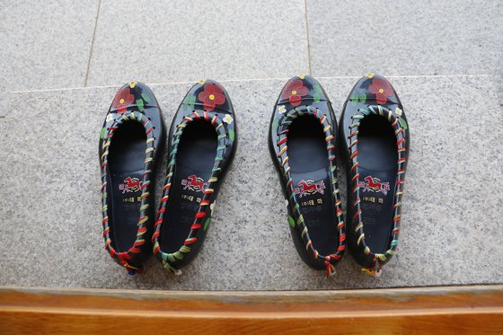 한옥 호텔 경원재 앰배서더에서 제공하는 고무신. 일회용이 아니어서 가져가면 안 된다. [사진 경원재 앰배서더 인천]