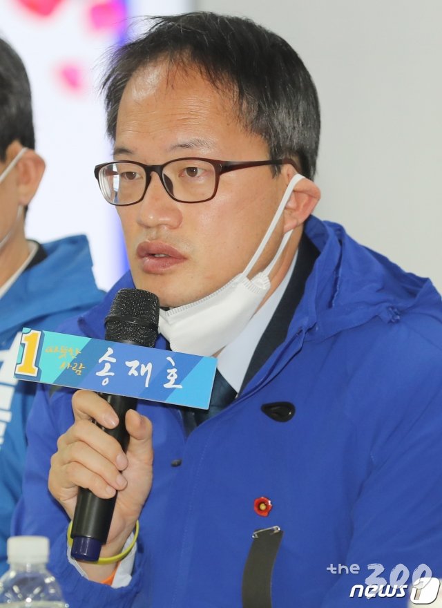 (제주=뉴스1) 오현지 기자 = 박주민 더불어민주당 공동선대위원장이 3일 오전 제주시갑 선거사무소에서 진행된 더불어민주당-더불어시민당 합동 선거대책위원회의에서 발언하고 있다.2020.4.3/뉴스1