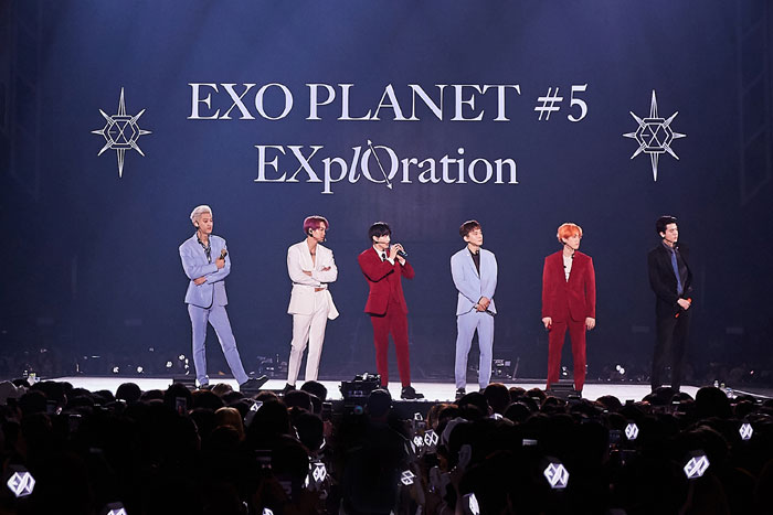 The fifth solo Concert photo album and Love Live! album of the group EXO (a member of SM Entertainment) will be released on the 21st.Performance Pictures and Love Live!EXO PLANET #5 - EXplOration - (EXO Planet #5 - Exploration - ), which consists of album package, contains the vivid scene of EXOs fifth solo concert, which was held at KSPO DOME in Seoul Olympic Park for six days from July 19 to 21 and 26 to 28 last year.In addition, the photo book contains colorful scenes of EXO such as a waiting room, a backstage photo, as well as colorful stage photos. From the performance planning to the preparation process and the impression, you can meet the members of the behind-the-scenes episode and the honest interview of the staff and the interesting contents that EXO directly responds to as a fan of EXO.Love Live!The album includes 27 songs from the show, including Love Shot (Love Shot), Tempo (tempo), 24/7 and Oasis, on 2CD, and will be released on various music sites such as Flo, Melon and Genie at 12 p.m. on the 21st.On the other hand, EXOs fifth solo concert photo book and Love Live! album Package started to purchase reservations through various online music stores from 9th.