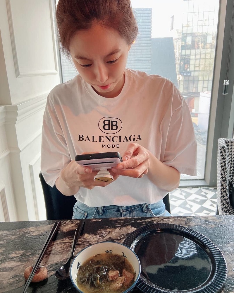 Uee showed off her beautiful visuals for her birthday.Actor Uee from Group After School posted a picture on his Instagram on April 9 with the phrase I am so glad that there are teachers.Uee in the photo is smiling brightly with cakes, he showed off his beauty to the crowd and thrilled fans.limited one