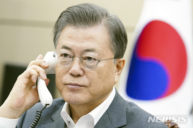[ソウル=ニューシース]ムン・ゼイン大統領が 10日午前青瓦台ヨミングァンでビルゲイツビル&メルリンダゲイツ財団理事長と電話通話している.(写真=青瓦台提供) 2020.04.10.photo@newsis.com