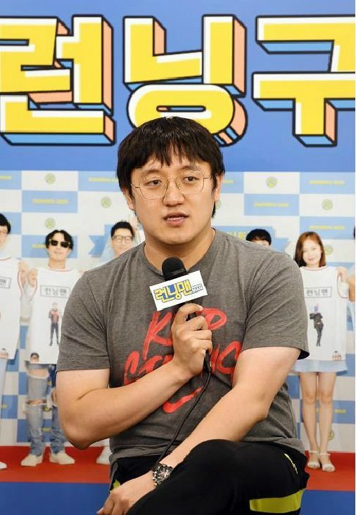 On the same day, a SBS official told CBS, Chung Chul-min PD recently submitted his resignation letter and was repaired on the 10th.Since 2010, Jung PD has been working as an assistant to Running Man and has been running with Running Man for 10 years.Since 2016, he has led the program with Lee Hwan-jin and Park Yong-woo PD, and since 2017, he has been the main director.At this time, it is evaluated that it has created a fresh change of Running Man by recruiting new members such as Yang Se-chan and Jeon So-min.Jung PD got off at Running Man for a break in February.