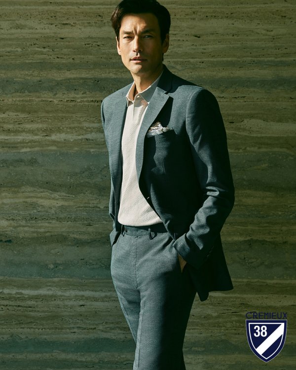 Actor David Lee McInnis returns to Summer pictorialDavid Lee McInnis in the public picture is captivating with charismatic Aura and relaxed pose.The Classic European luxury pit Summer suit, which is a solid catch with Satorial Pit with craftsmanship, and a summer business casual look, the perfect picket shirt to complete a comfortable and sophisticated mood.In another picture, a fashionable check pattern of separator welcomed a fresh Summer and showed a variety of look that can be produced in everyday life as well as vacation look.The look with a clean summer item adds a cool resort and a cool resort to the classic style to complete the movie-like atmosphere.Photo Daniel Cremu