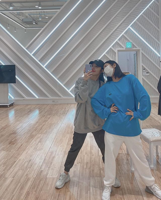 Jung Eun-ji posted a picture on his personal instagram on the 10th with an article entitled Not Short.In the public photos, Jung Eun-ji, who is taking pictures in front of the mirror with Apink member Park Cho-rong, was shown.They both showed off their relaxed atmosphere and neat charm in training suits, especially with their small faces, which boasted an extraordinary proportion.Many netizens responded that Who did it, who said that our silver and lantern were short, Apink comeback is a little bit realized and It is so cute.Meanwhile, Group Apink, which includes Jung Eun-ji and Park Cho-rong, will release its mini album 9th album Look (LOOK) on April 13 and will act as the title song Dumhdurum.
