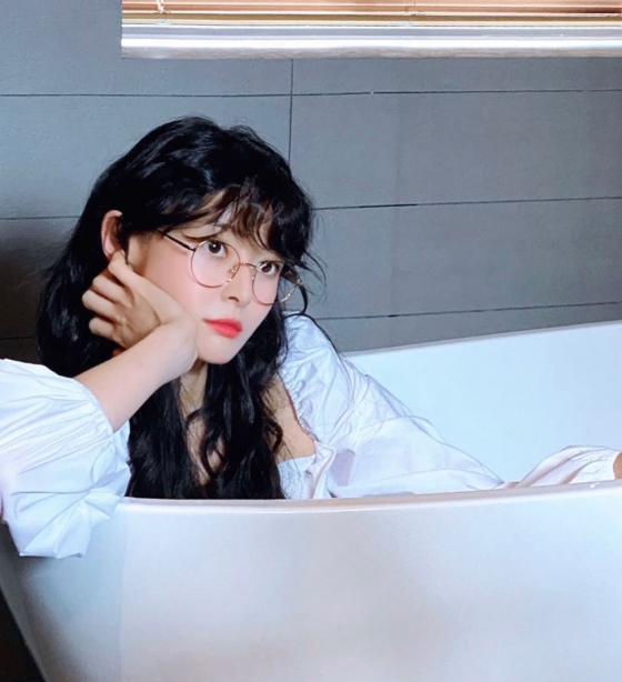 Actor Kwon Nara captivates Sight with Doll-like lookKwon Nara posted a picture on his instagram on the 10th without any writing.In the photo, there is a picture of Kwon Nara sitting in a bathtub wearing glasses.Kwon Nara attracted attention with her lovely hairstyle and glasses perfectly.The netizens who responded to this responded that glasses are pretty and Goddess itself.On the other hand, Kwon Nara has played the role of Osua in JTBC Drama Itaewon Clath which last March.