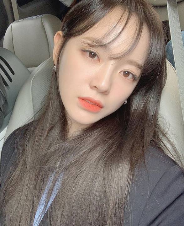 Kim Se-jeong of the old club released his Selfie.Kim Se-jeong posted a picture on the SNS on the 10th with a short article called Taste.Kim Se-jeong is staring at the camera in the car in the public photo, and Kim Se-jeong is showing off her Beautiful looks with her sleek jaw line, which is admiring.Kim Se-jeong has recently released his solo song Powder and is actively active.Photo Kim Se-jeong SNS