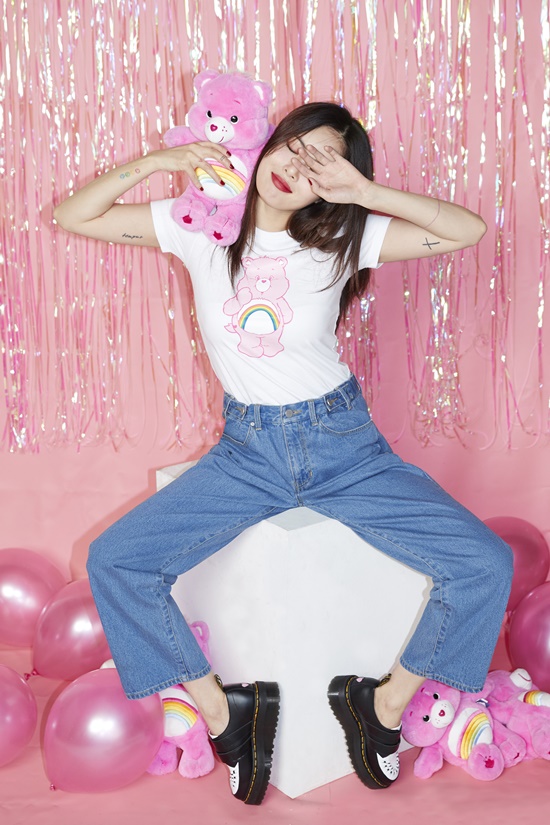 A picture of Singer Hyona has been released.Hyuna took off her sexy image through a picture released on the 10th and released a lovely yet cut image.Hyuna, who has a sexy charm that is called Fangwang on stage, captivates the attention of the cute Reversal story by wearing a T-shirt with a cute bear character.The pictures that Hyona participated in can be found at KRide & Stores nationwide, official website, Instagram, Facebook, fashion magazine.Photo: ClRideanne