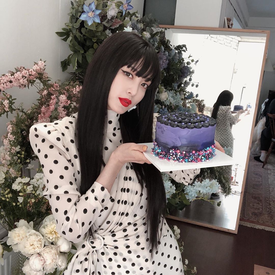 Actor Han Ye-seul has reported on the latest.Han Ye-seul said on his Instagram on the 10th, Who can see Han Ye-seul birthday cake.Pretty guys ~ In fact, I tried to make a birthday cake reminiscent of a beautiful and bright spring, but Cake also resembles the owner, and the vampire Cake was born.Thanks to you, I was able to deliver the best Cake as a gift ~ Fortunately, unlike the dark appearance, the flavor of the full-bodied Earl Gray Chiffon Cake was so lovely and bright!Is not it a reversal charm, pretty people? And released a picture. The pretty is a nickname for Han Ye-seul.Han Ye-seul in the open photo poses with Cake in a dot pattern One Piece.Han Ye-seuls unchanging beauty and unique Cake attracts attention.Han Ye-seul is running a personal YouTube channel Han Ye-seul.Photo: Han Ye-seul Instagram