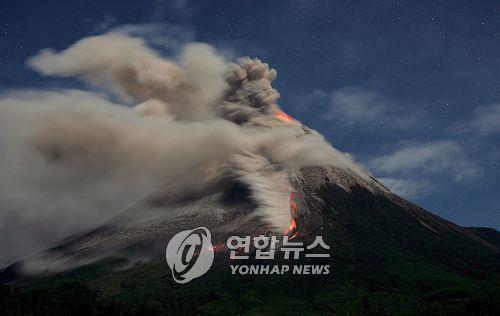 2006년 대규모 폭발 당시 므라피 화산의 모습 [EPA=연합뉴스]