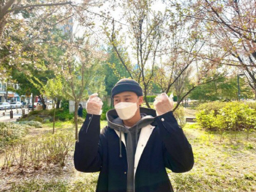 Park Seo-joon posted a picture on his SNS on the 11th with an article entitled Voting Complete.In the public photos, Park Seo-joon poses for the One election pre-Voting certification of the 21st National Assembly.It is eye-catching to see Mask and Disposable Cup gloves in preparation for the new coronavirus (Corona 19).The netizens responded that they were too cute and I will do this in the future. Good looking.Park Seo-joon, meanwhile, played a wonderful role as Roy in JTBCs One Clath, which was recently released.