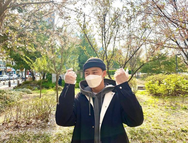 Encourage voting.Actor Park Seo-joon pre-voting Celebratory photohas released the book.Park Seo-joon posted a picture on his 11th day with an article entitled Vote Complete on his instagram.In the photo, there is a picture of Park Seo-joon with Vinyl gloves in both hands and Mask.He is wearing a hat with short hair and is comfortable.Meanwhile, Park Seo-joon played the role of Park Sae-ro in the recently-ended Itae One Clath.