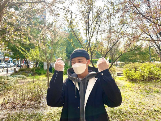 Actor Park Seo-joon posted an authentication shot after going to pre-Voting.On the 11th, Park Seo-joon posted a picture on his personal Instagram with an article entitled Voting Complete.In the open photo, Park Seo-joon showed a perfect response to Corona 19 with a hat, Mask, and vinyl gloves.The netizens who watched this made various comments such as It is so cute, Voting was good, I can not hide my good looks.Meanwhile, the 21st National Assemblys One election will be held from October 10 to 11, and the Voting will be held from 6:00 am to 6:00 pm on the 15th.