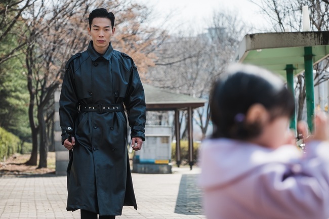 To Obama exorcist Yang Jing Yuan, 1 second before touching Seo Woo Jin HighEsporte Clube Bahia,Mama! another variable arose on the Kim Tae-hee Dead Again mission.TVNs Saturday drama High Clube Bahia, Mama! (directed by Yoo Jae-won, playwright Kwon Hye-joo, production studio Dragon and To Obama) released a photo of Joe Woo (Seo Woo Jin), who is crying alone, on April 11.In contrast to the contrast between the exorcist approaching Joe Woo and the car looking around with a surprised face, he gives Joe Woo a sense of tension that Danger has come.The 49th Dead Again Life of Kwon Yuri is just in the end.The car Kwon Yuris plan to take the hogs off the side of the ghost-seeking Joe Woo was twisted.I was close to Oh Min-jung (the high priest) while hovering around Joe Woo, and I had to be sorry for the corner of my heart by reuniting with precious people even though I could not guarantee 49 days later.Here, 99% of the performance appeared to the exorcist and said I came to pick up your daughter and faced another Danger.Above all, Cho Gang-hwa (Lee Kyu-hyung), who learned about the past five years of Kwon Yuri, raised his curiosity by foreshadowing the upheaval.The photo shows Joe Woo crying alone, and the dark energy of the exorcist who can not read his face behind Joe Woo adds tension.The fact that the exorcist is aiming for Joe Woo also catches the urgent appearance of the car Kwon Yuri, who operated the 24-hour iron-clad protection mode, and predicts that something unusual has happened.I wonder why Joe Woo is crying alone and whether Kwon Yuri can protect Joe Woo from the exorcist.In the 13th episode to be broadcast on the 11th, there is a change in the strengthening of the last five years of the lonely car Kwon Yuri.As a result, the relationship between the three people, Kwon Yuri, Jo Gang-hwa and Oh Min-jung, changes rapidly.Kwon Yuris Dead Again mission, which has not been comfortable for a moment, is running toward the end.As the horseman of the exorcist reaches Joe Woo, the audience is interested in what choice Kwon Yuri will make at the crossroads of life and death.Park Su-in