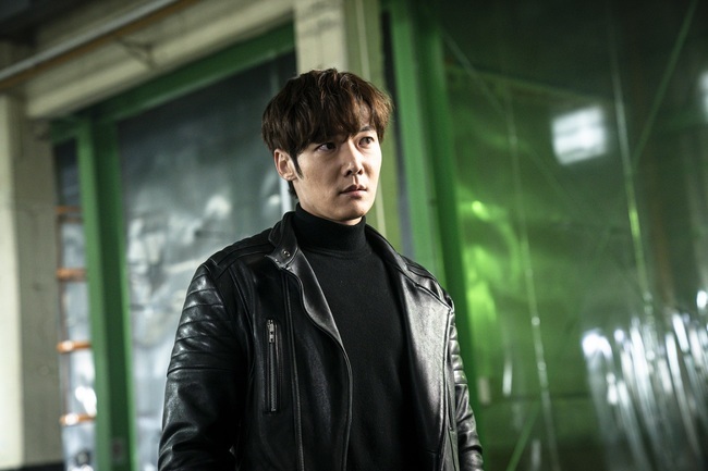 Lugal Choi Jin-hyuk, Jo Dong-hyuk, Jeong He-In and Park Sun-ho will show more powerful team play.OCN TOIL Original Rugal (directed by Kang Cheol-woo, Dohyeon, Planning Studio Dragon, and Produced by Riyenne Entertainment) on the 11th, the new mission of River Example (Choi Jin-hyuk), Han Tai Woong (Jo Dong-hyuk), Song Mi-na (Jeong He-In), Lee Gwang-cheol (Park Sun-ho) Boone) has been released.Lugal, who had infiltrated Argos home acquaintance jazz bar, was unexpectedly caught up in a struggle by his enemies.Ahn Deuk-gu (Park Sung-woong) sent the experimenters to hit him, and the jazz bar quickly became a mess when he found out that Seol Min-joon (Kim Dae-hyun) was a police spy.Meanwhile Lee Gwang-cheol was trapped in a freezer while trying to save jazz bar vocals (sounding) who fell into Danger.With the help of Rugal members, Lee Gwang-cheol, who left Danger, was distressed by the pain of guilt and injury that failed to save vocals.Meanwhile, Hwang Deuk-gu, who brought in Seol Min-joon, made him a new version of the specimen and the artificial eye of the River sample started to evolve.A thrilling showdown is being foreseen between the increasingly brutal Hwang Deuk-gu and the stronger River example.The photo shows the Lugal team on a new mission, and Lugal finds that Hwang Deuk-gu is abducting people and using them for human modification experiments.The Lugal team, who had found a clue, entered Dangers waste plant, and the eyes of the shocked team members, as if they had witnessed something, predicted an unusual event.Rugal, who defeated the members with an intense force. The subsequent photos stimulate curiosity with the clash between River example and Han Tai Woong.Because it is two people who have been bumping into each other, the appearance of Han Tai Woong holding the neck of River example makes us guess the unusual situation.It raises questions about what might have happened to the Lugal team that was performing the mission.In the fifth episode of Lugal, which will be broadcast today (11th), Lugals performance is depicted as he started counterattacking Hwang Deuk-gu, who entered a dangerous game.Rugal, who seeks evidence of the crime covered up by Argos, witnesses a shocking scene.In the trailer released earlier, the River example, which faced Hwang Deuk-gu again, was filled with tension.The evil of the heinous Hwang Deuk-gu and the big match of the River example to prevent it stimulate expectations.River example and Hwang Deuk-gu have a more detailed battle of numbers, the Lugal production team said.River examples artificial eyes have begun to evolve, and Hwang Deuk-gus human modification experiment has also taken a new step, with the confrontation of the two people with urgency and shocking events entangled.We need to see how the unpredictable elements will lead the story.Park Su-in