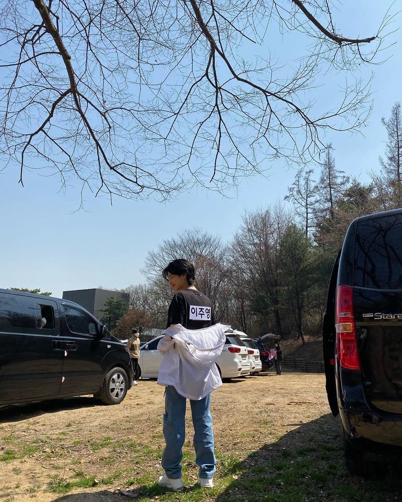 Lee Ju-young encouraged Running Man shooterLee Ju-young posted several photos on April 11th on his personal Instagram with an article entitled Tomorrow at 5 pm Running Man!?Lee Ju-young in the photo poses with a sticker with his name on it, a fresh smile that matches the sunny weather catches the eye.park jung-min