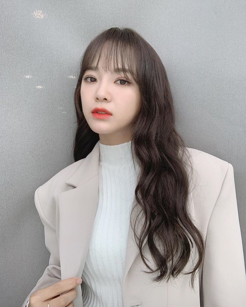 Group Gugudan member Sejeong boasted a watery beautiful look.Gugudans official Instagram page reads on April 11, Sejeong is an extreme job. Its so beautiful and chic all the time and its hard to do Alone.The picture was posted with the article Sejeong turned the sound today.The picture shows Sejeong smiling chicly, with his perishing small face size and distinct features that make the beautiful look even more prominent.The pure atmosphere of Sejeong also attracts attention.The fans who responded to the photos responded It is so beautiful, I worked hard today and It is beautiful.delay stock