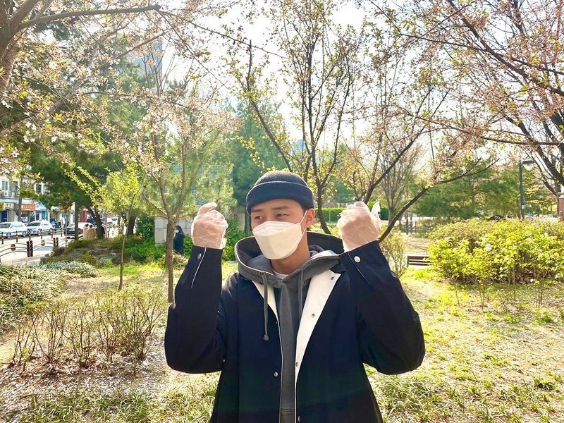 Actor Park Seo-joon has released a photo of the 21st National Assemblys One Election Pre-voting certification.Park Seo-joon posted a photo on his instagram on April 11 with an article entitled Voting Complete.The photo shows Park Seo-joon wearing Mask and disposable gloves; Park Seo-joon poses for a fight.Park Seo-joons disappearing small face size and chic eyes catch the eye.Fans who encountered the photos responded such as Vinyl gloves are cute, Simkung as soon as I saw the picture and Perfect.delay stock