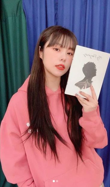 I love the album so much.Group MAMAMOO Wheein cheers Shin Seung Huns new albumWheein said on the official SNS on the 11th, Shin Seung Huns 30th anniversaryHave you heard the album dances? The title songs Still hurt like the first time I broke up, Lets do it, as well as other songs seem to be too good!Mumu also posted a picture with the article I listen to it once before I go to bed and sleep well.Wheein holds a cute look with a new album by Shin Seung Hun in the picture, which is full of beauty in her comfortable outfit.Shin Seung Hun was 30th anniversary on the 8thHe released his special album My Personas.This album is a comeback for two years and five months since the single Limited Edition Vol.1 in November 2017, and a physical album released in four years and five months.MAMAMOO, which Wheein belongs to, will participate in the Corona 19 donation concert Live K Concert.