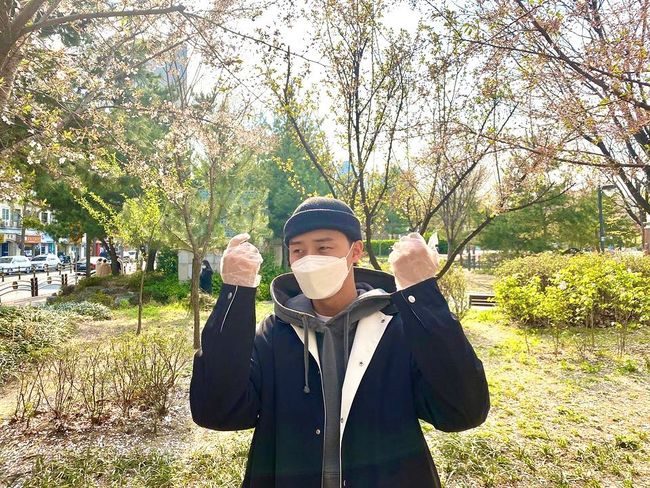 Actor Park Seo-joon pre-voting Celebratory photoI joined the relay.On the afternoon of the 11th, Park Seo-joon posted a photo of Pre-voting certification on his personal SNS, saying the vote is complete.Park Seo-joon in the photo is wearing a hat, Mask, and Vinyl gloves and is making a smile.Despite the fact that half of the face is covered, the unique attractive visual attracts attention.Especially when Park Seo-joon completed pre-voting, fans are also encouraging voting, saying, I have been pre-voting today, concept entertainer, and Thank you for your precious vote.Meanwhile, Park Seo-joon appeared on JTBC Itae One Clath last month.Park Seo-joon SNS