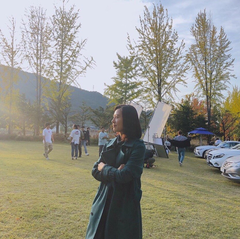 Actor Kim Hee-ae has released the latest JTBC World of Couples shooting.Kim Hee-ae posted a picture on his Instagram on the 11th with an article entitled One of the Words World shooting.Kim Hee-ae in the photo leaves a picture with various poses during the outdoor shooting of Drama.Kim Hee-aes look in a trench coat makes her feel uniquely elegant.Kim Hee-ae is in the midst of playing Ji Sun-woo in the recent drama World of Couples.