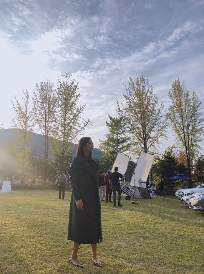 Actor Kim Hee-ae has released the latest JTBC World of Couples shooting.Kim Hee-ae posted a picture on his Instagram on the 11th with an article entitled One of the Words World shooting.Kim Hee-ae in the photo leaves a picture with various poses during the outdoor shooting of Drama.Kim Hee-aes look in a trench coat makes her feel uniquely elegant.Kim Hee-ae is in the midst of playing Ji Sun-woo in the recent drama World of Couples.