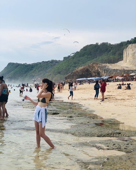 Actor Han Sun-hwa has certified her extraordinary figure.Han Sun-hwa recently posted a picture on his Instagram with an article entitled Bali last year, which I thought was over the weather.Inside the picture is a picture of Han Sun-hwa, who is having a relaxing time in the background of Bali.