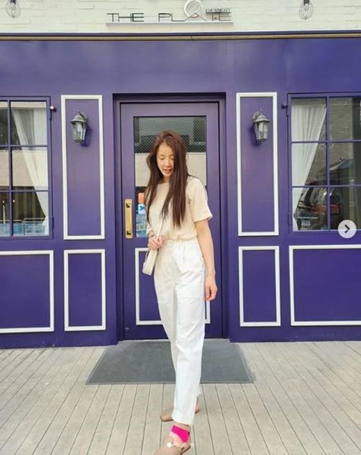 Actor Lee Si-young has reported on the latest.Lee Si-young posted a picture on his Instagram on the 12th with the phrase Todays chase scene...Gantchake? # Way to work.Lee Si-young finished filming in the Netflix original series Sweet Home as Seo Kyung.Lee Si-young is appearing on the cable channel KBS Joy Selub Beauty.Meanwhile, Lee Si-young won the Womens Excellence Prize in the drama category for Whats the Feng Sang at the 2019 KBS Acting Awards.