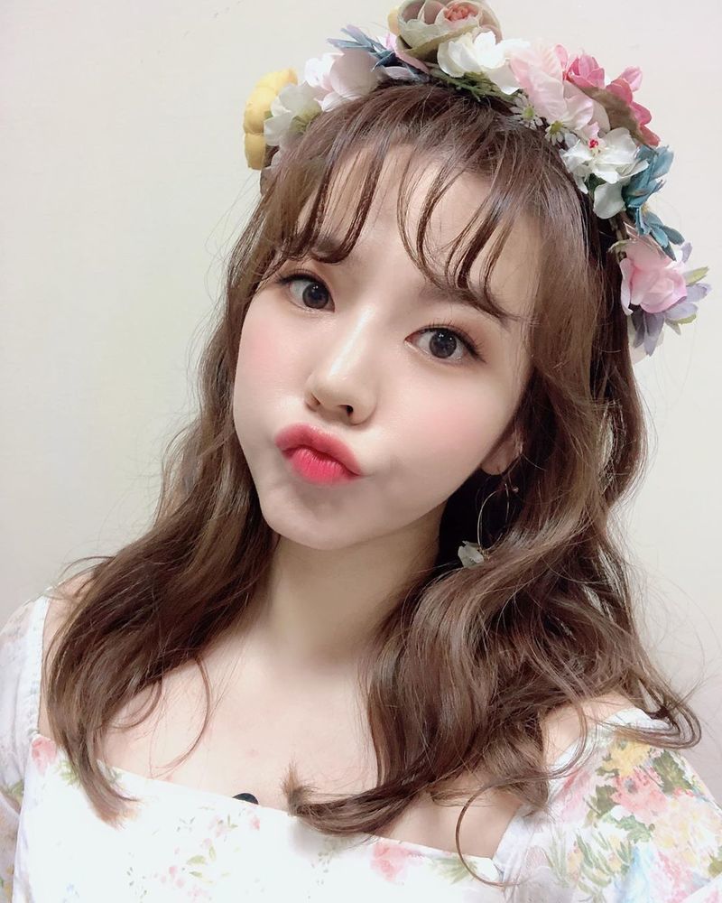 Sunny has unveiled her lovely selfie.Sunny posted on her Instagram account on April 12, Did you have fun #AmazingSaturday? Im going up to the Hall of Fame!# Short-lipped sunshine brother # Listening sunshine and posted a picture.The photo shows Sunny wearing a wreath and making a lovely look; a beauty more beautiful than flowers catches the eye.kim myeong-mi