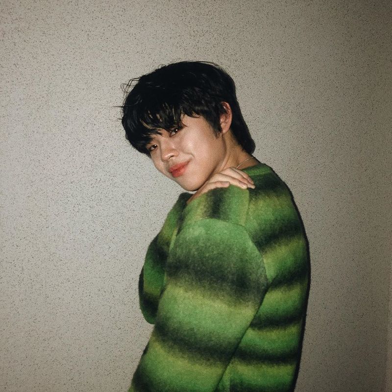 Broadcaster Kim Gus son and Rapper MC Gree showed off her warm-looking look.MC Gree posted two photos on his instagram on April 12 with the words Greeneeen.In the photo, MC Gree is looking at the camera with his eyes in an excellent green striped knit.In another photo, he focused his attention on a small face and a perfect proportion.The fans responded to be handsome and now Handsome boy itself.surge implementation