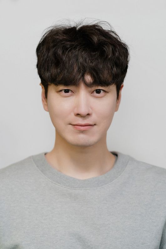 One proof photo is enough face genius and Lee Joon-hyuks proof photo is a hot topic.MBCs monthly drama 365: A Year Against Fate (directed by Kim Kyung-hee, playwright Lee Seo-yoon, Lee Soo-kyung, and hereinafter 365) revealed a photo of Lee Joon-hyuk, who is showing the true value of genre genius properly.This is a proof photo of the police officer ID that was taken out when the Detective Topography (Lee Joon-hyuk) led the Susa in the play, and the Down tight Chanpur visual catches the eye.Lee Joon-hyuk, who was released through the official SNS of Lee Joon-hyuks agency, Terrained Jude, made a smile on his comfortable dress and made him see the character of a cute and cute character at a glance.In addition, the article posted with the photo adds Hidden Killer zang along with the word Hiddenkiller zang, and the atmosphere of the article that seems to be posted by the fan topography of the webtoon Hidden Killer in the play causes laughter.Lee Joon-hyuk, who leads the drama with a bruising Detective topography in the drama 365, which makes viewers creepy with unpredictable development every time, is loved as an all-round protagonist who unfolds Cider Susa with friendly charm.Lee Joon-hyuks 365: A Year Against Fate, which completes well-made genres with its down immersion and attracting performance, which has succeeded in genre dramas, is broadcast every Monday night at 8:55 pm on MBC.MBC offer