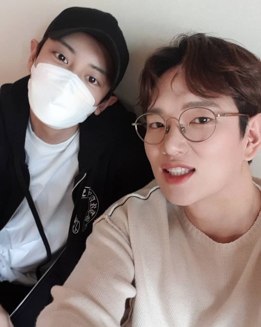 Broadcaster Jang Sung-kyu met EXO Chanyeol.Jang Sung-kyu posted a picture and a picture on his instagram on the 12th, What is the content of the music video? Who is the heroine?In the photo, Jang Sung-kyu and EXO Chanyeol took a selfie together.Jang Sung-kyu posted an article titled Writing a movie and expected a limited meeting.This is not the first time the meeting between Jang Sung-kyu and EXO has been held.Jang Sung-kyu and EXO met through Walkman shooting, and Jang Sung-kyu performed EXO manager and collected topics.On the other hand, Jang Sung-kyu is currently appearing on MBC Meet Up.