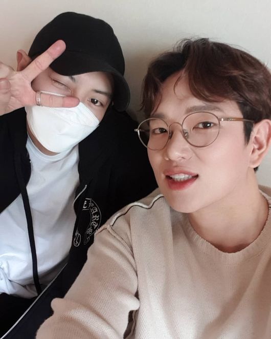 Broadcaster Jang Sung-kyu met EXO Chanyeol.Jang Sung-kyu posted a picture and a picture on his instagram on the 12th, What is the content of the music video? Who is the heroine?In the photo, Jang Sung-kyu and EXO Chanyeol took a selfie together.Jang Sung-kyu posted an article titled Writing a movie and expected a limited meeting.This is not the first time the meeting between Jang Sung-kyu and EXO has been held.Jang Sung-kyu and EXO met through Walkman shooting, and Jang Sung-kyu performed EXO manager and collected topics.On the other hand, Jang Sung-kyu is currently appearing on MBC Meet Up.