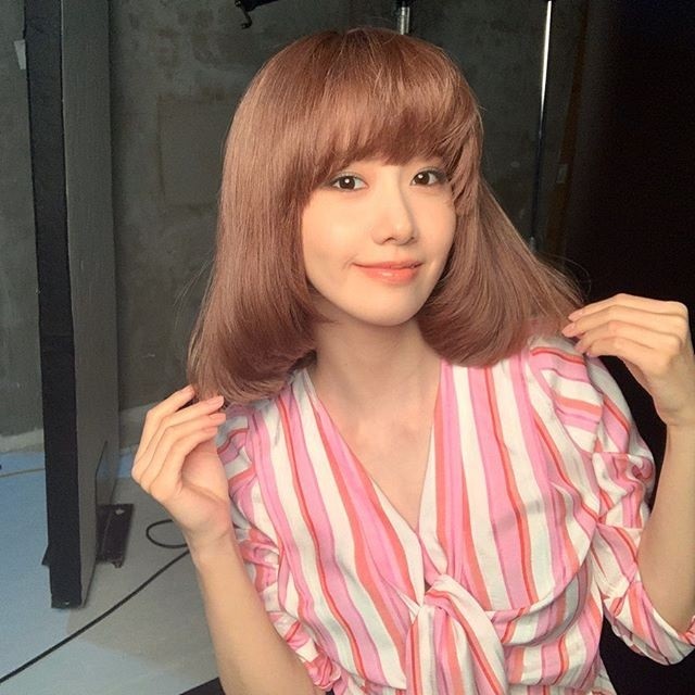 Girls Generation Im Yoon-ah has made a surprise transform with a fresh-cut charm short hair.Im Yoon-ah posted three photos on his Instagram on the 12th with a short article called Wound.Im Yoon-ah in the photo shows him being styled before the photo shoot; he transforms with brown Short hair, showing off another freshness from his long hair.Im Yoon-ah will return to JTBC Hershey scheduled to air in the second half of 2020.In addition to Im Yoon-ah, Hwang Jeong-min confirmed his appearance as a sympathetic office drama set in a newspaper.